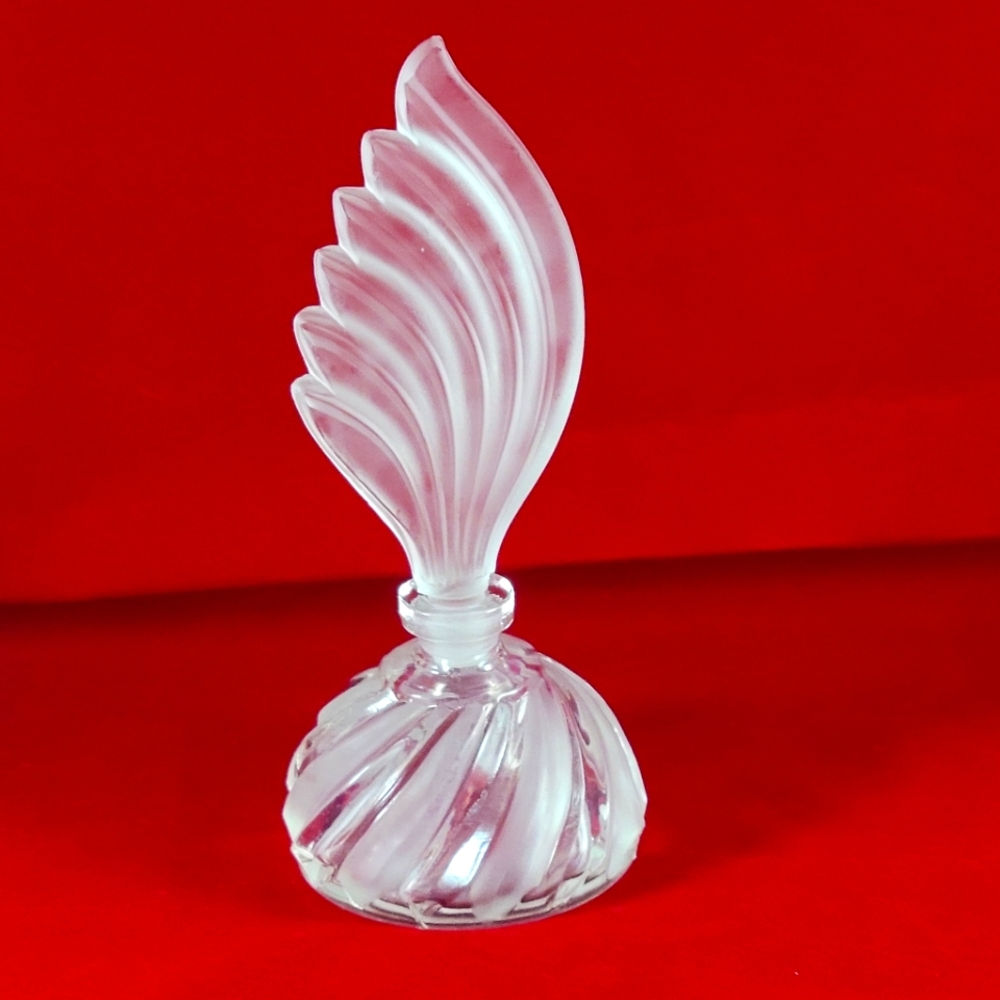 VINTAGE CLEAR CRYSTAL AND FROSTED PERFUME BUTTEL IN EXCELLENT CONDITION.